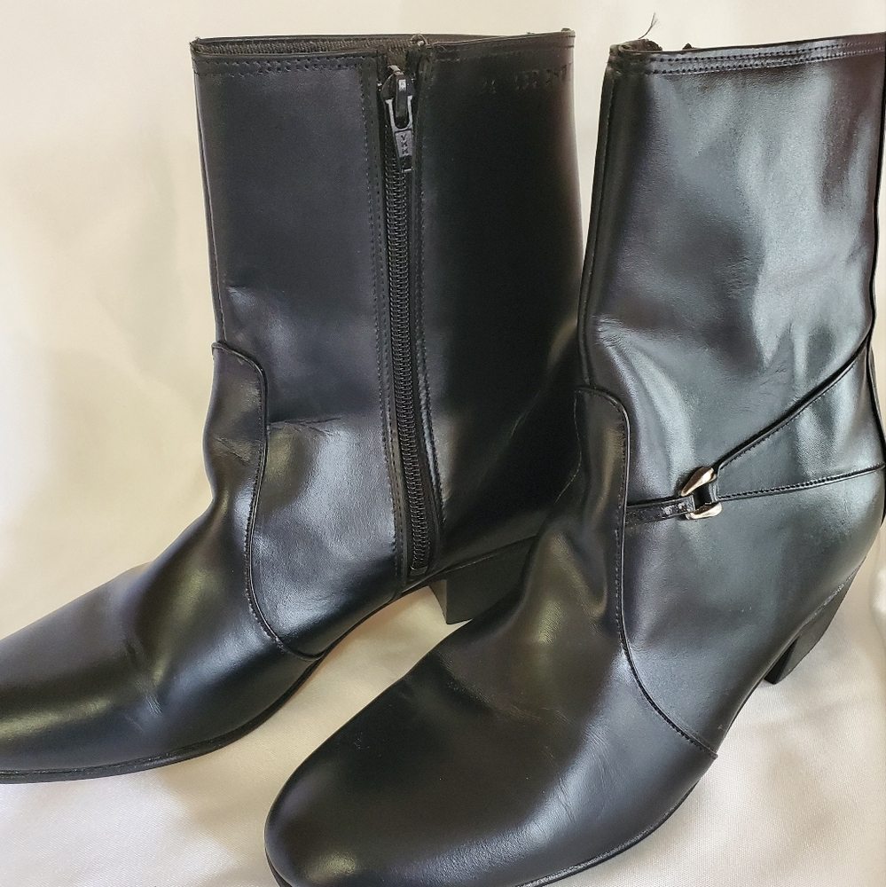 Orlando ladies boot. Size 9. Black  Leather. Lined for warmth.